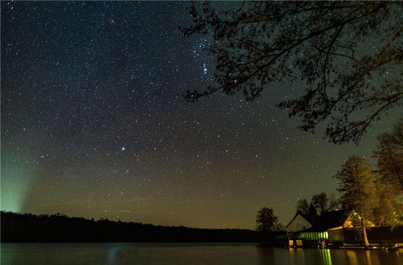 Ein kleiner Teil der Milchstraße ist am nächtlichen Sternenhimmel über dem Schwarzen See im Landkreis Märkisch-Oderland zu sehen.