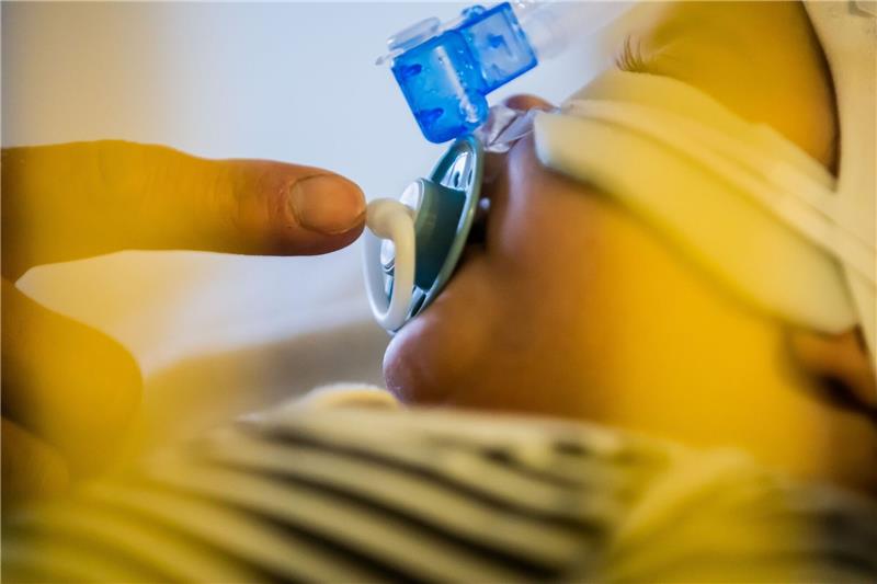 24 Millionen Atemwegserkrankungen unter 12 Millionen Kindern Ein kleines Kind mit einem Atemwegsinfekt auf einer Intensivstation einer Kinderklinik.