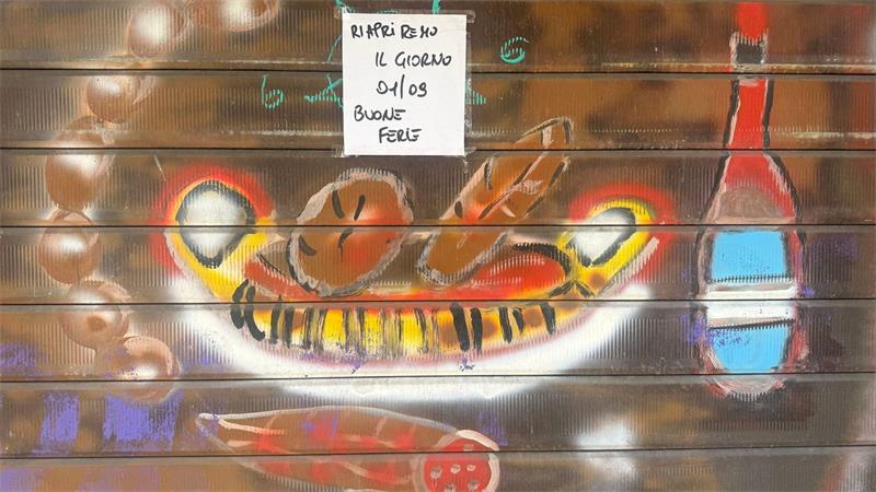 Der Höhepunkt des Sommers: Italien lässt die Läden runter Ein kleines Kunstwerk - der Laden hat aber leider geschlossen.
