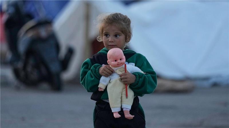 Ein kleines Mädchen, das nach israelischen Bombenangriffen mit seiner Familie in Beirut in einem Zelt untergekommen ist, hält eine Puppe. 