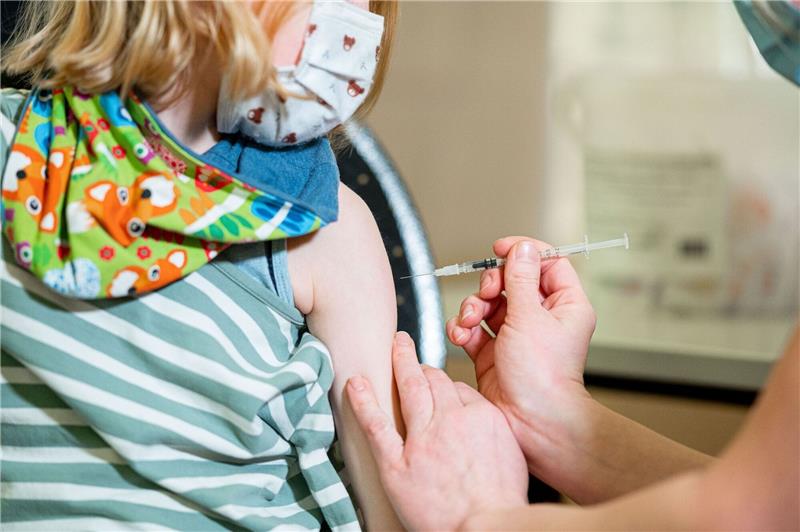 Stiko: Corona-Impfung für Kleinkinder nur in Risikofällen Ein kleines Mädchen wird im mobilen Impfzentrum für Kinder in Lüneburg gegen das Coronavirus geimpft.