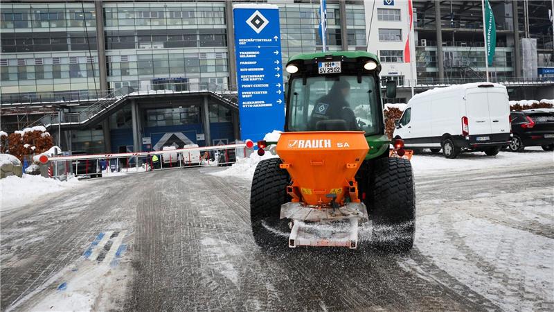 Statiker-Veto: Darum fällt Spiel HSV gegen Leverkusen aus Ein kleines Räum- und Streufahrzeug ist auf dem Parkplatz am Volksparkstadion unterwegs.