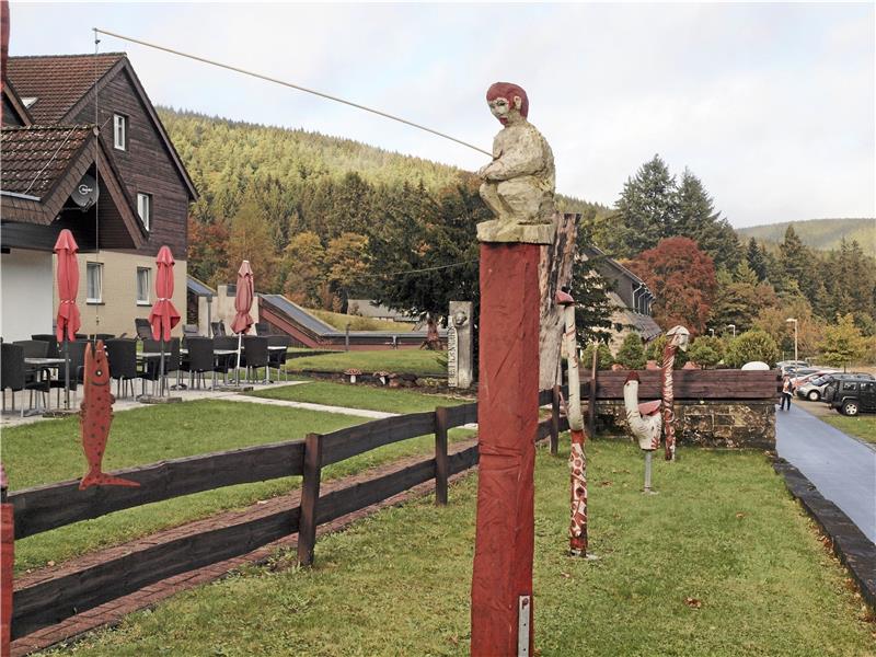 Ein knappes Dutzend Kunstwerke der Freizeitgruppe „Bildende Kunst“ Hannover ziert nun den Vorplatz des BSW Erlebnishotels in Festenburg. Foto: Camillo Kluge