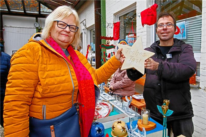 Viel Action für Kinder beim Probsteiburgbasar Ein kommunikativer Basar mit manchem Schnack: Elke Gläsener-Michalik trifft nach langer Zeit beim Stöbern auf ihren ehemaligen Schüler Christopher Bauersachs. Foto: Epping