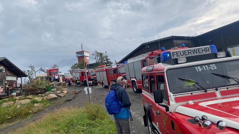 Feuerwehr holt ungeduldige Fahrgäste vom Wurmberg Ein kompletter Löschzug ist am Sonntagnachmittag auf den Wurmberg gefahren, um die wartenden Fahrgäste wieder nach Braunlage zu transportieren.