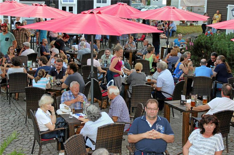 Ein kühles Helles und ein malziges Dunkles für Gäste im Hof der Brauakademie.