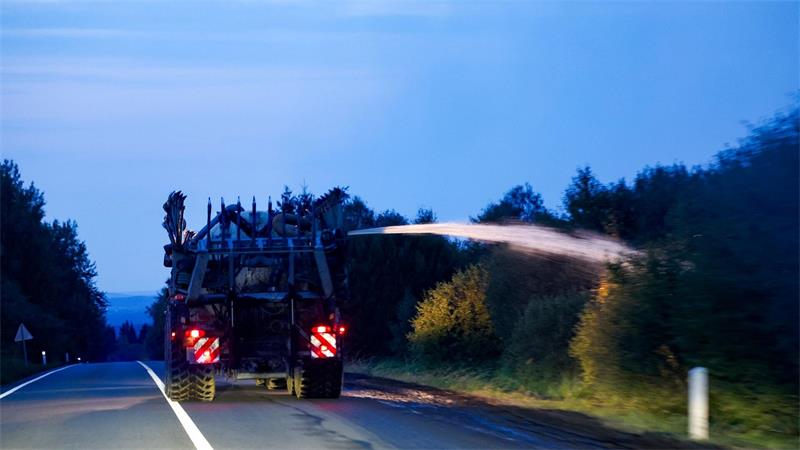 Brand im Hohen Venn: Evakuierung bei Monschau angeordnet Ein landwirtschaftliches Fahrzeug wässert den Straßenrand mit Wasser aus dem Tank hinter seinem Traktor gegen die Flammen.