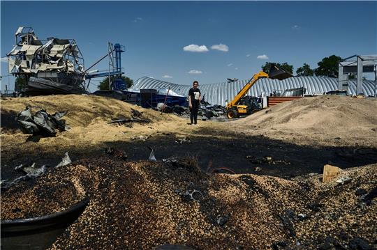Ein landwirtschaftliches Lagergebäude liegt in Trümmern.
