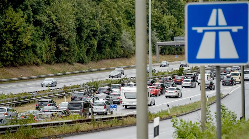 Ein langer Stau hat sich auf der Autobahn A7 gebildet. 