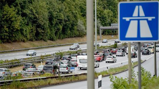 Ein langer Stau hat sich auf der Autobahn A7 gebildet. 