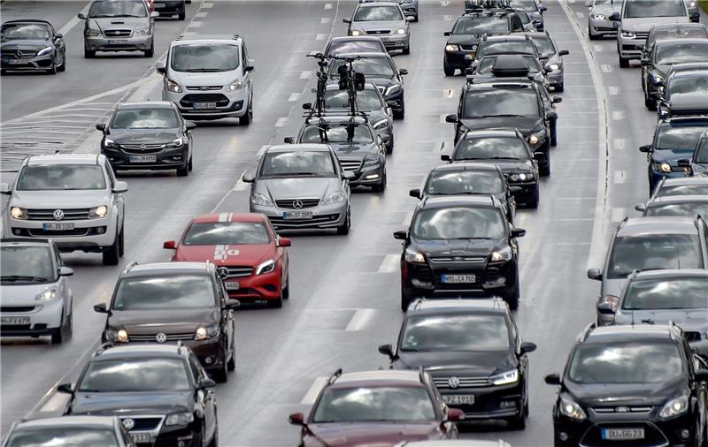 Ein langer Stau hat sich auf der Autobahn A7 gebildet.