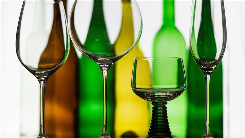 Ein langer Stiel verhindert, dass sich der Wein durch die Hand erwärmt.