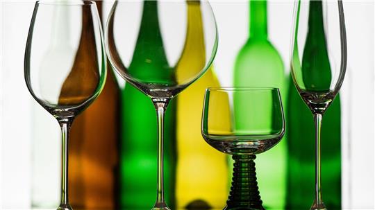 Ein langer Stiel verhindert, dass sich der Wein durch die Hand erwärmt.