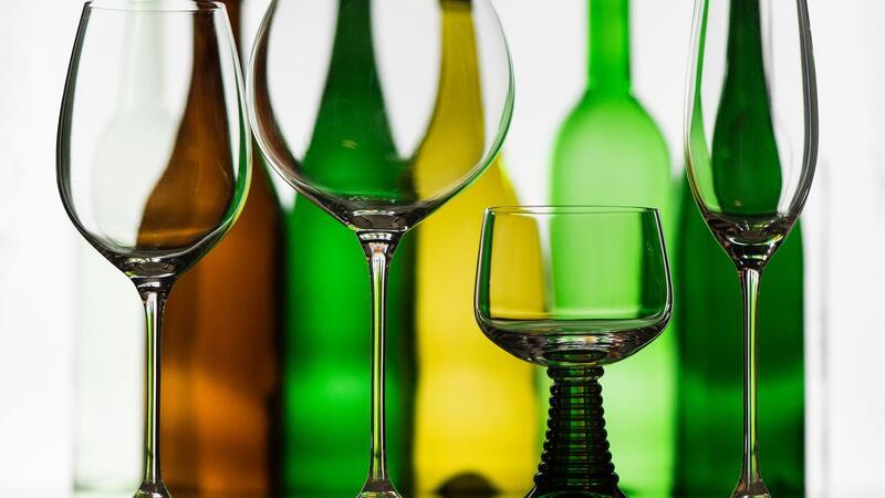 Ein langer Stiel verhindert, dass sich der Wein durch die Hand erwärmt.