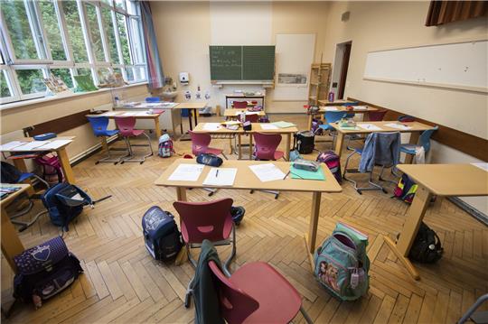 Ein leeres Klassenzimmer - 81.000 Lehrkräfte könnten einer Studie zufolge im Jahr 2030 in Deutschland fehlen. Symbolfoto: dpa