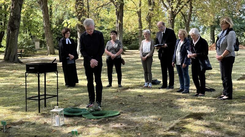 Diese Menschen bestatten Tote, die sie überhaupt nicht kennen Ein letzter Gruß für einen Fremden: Regelmäßig gestalten und begleiten die Mitglieder der Tobias-Gemeinschaft Trauerfeiern für Menschen ohne Angehörige.