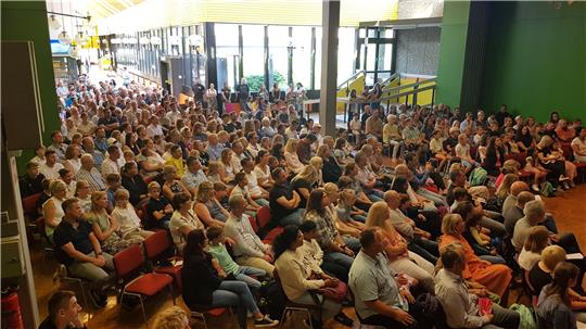 Ein letztes Mal ein volles Forum zur Einschulung im Altbau. Foto: Heitkamp