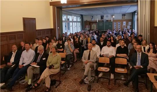 Ein letztes Mal im Saal ihres Niedersächsischen Internatsgymnasiums: Mit der Zeugnis-Vergabe ist der Schlusspunkt hinter die Schulkarriere von 29 Schülerinnen und Schülern gesetzt. Foto: Potthast
