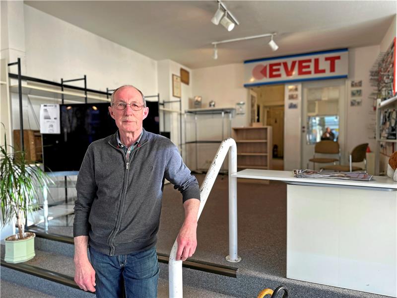 Ein letztes Mal steht Helge Kölsch vergangenen Samstag in seinem Laden, eine Stunde später schließt er ihn für immer zu. Eine mehr als 50-jährige Tradition endet damit. Allerdings wird der Radio- und Fernsehtechniker seinen Beruf jetzt von zu Hause aus ausüben und von dort seine Kundschaft betreuen. Foto: Schlegel