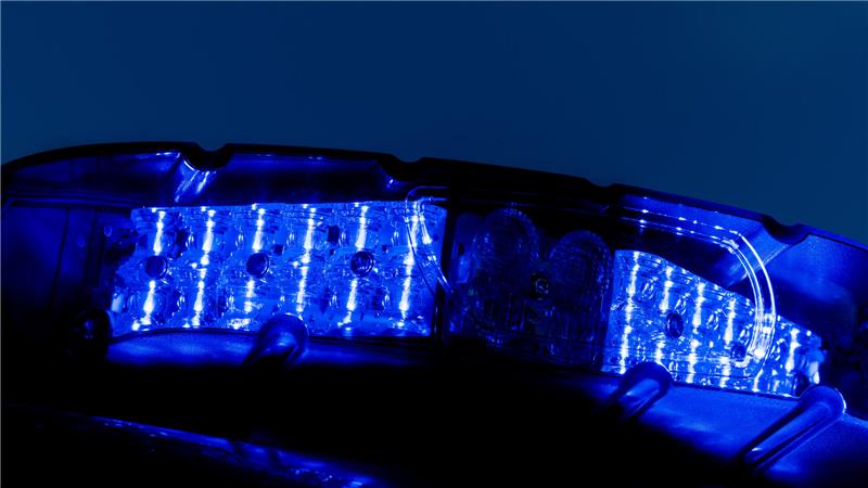 Verfolgungsjagd auf A7: 25-Jähriger landet auf Acker nahe Rhüden Ein leuchtendes Blaulicht auf einem Einsatzfahrzeug der Polizei. (Symbolbild)