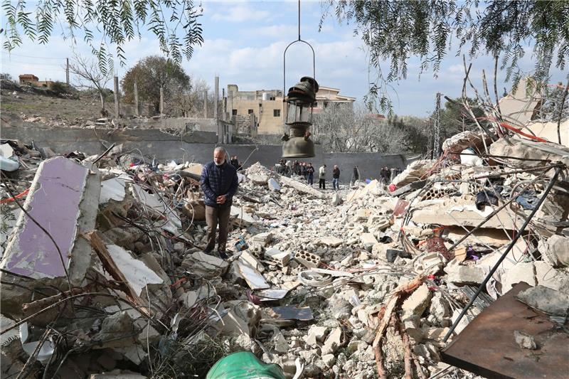 Sorge vor Ausweitung des Nahost-Konflikts auf Norden Israels Ein libanesischer Mann in Bint Jbeil auf den Trümmern eines Hauses, welches durch einen israelischen Luftangriff zerstört worden ist.
