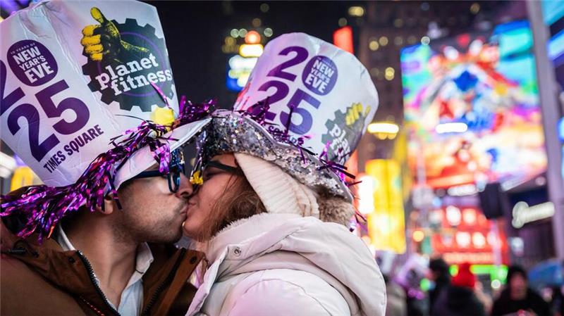 Ein liebevolles neues Jahr wünscht sich dieses Paar in New York. 