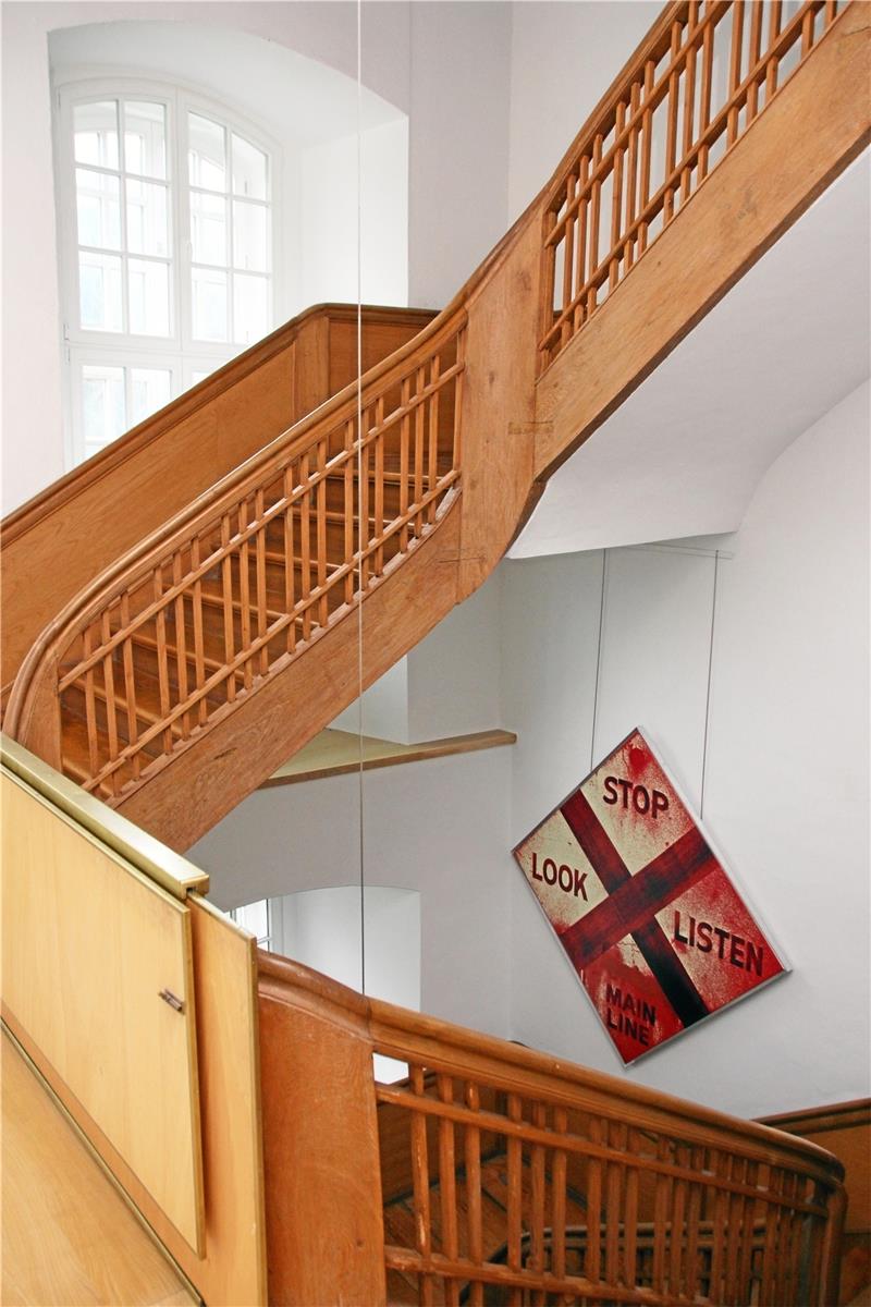 Ein mächtiges Treppenhaus verbindet die Stockwerke.