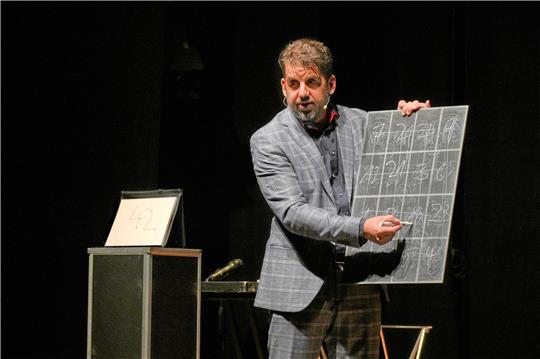Ein magisches Quadrat, das überall 42 ergibt: Mentalmagier Christoph Kuch lässt im Kulturkraftwerk Nervenbahnen glühen, manipuliert Gedanken und brilliert mit seinen Rechenkünsten.  Foto: Zietz