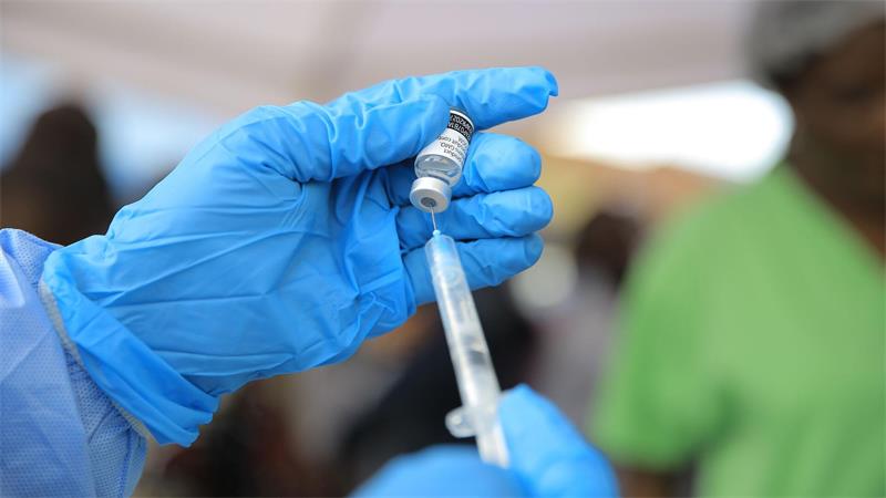 Ein medizinischer Mitarbeiter bereitet im Osten des Kongo eine Ebola-Impfung vor. (Archivbild) 
