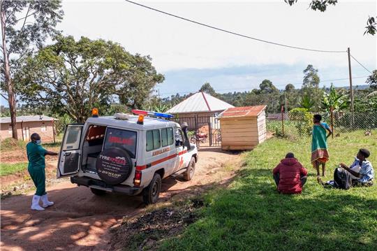 Ein medizinischer Mitarbeiter der Uganda Red Cross Society fordert Menschen mit Verdacht auf eine Ebola-Erkrankung dazu auf, in einen Krankenwagen einzusteigen.