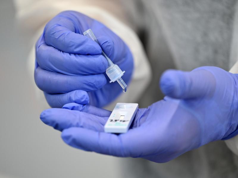 Ein medizinischer Mitarbeiter führt einen Corona-Schnelltest durch. Foto: Martin Schutt/dpa-Zentralbild/dpa/Symbolbild