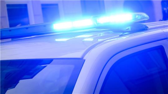 Ein missglücktes Überholmanöver auf einer Landstraße in Worpswede endet für ein Kleinkind mit lebensgefährlichen Verletzungen. (Symbolbild)