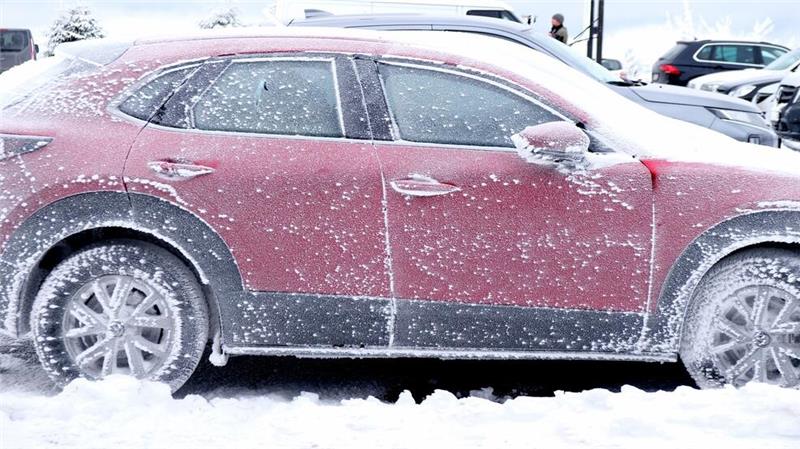 Ein mit Frost überzogenes parkendes Auto auf dem Fichtelberg. Zahlreiche Urlauber haben den Schneefall am Ende der Weihnachtsferien für den Wintersport genutzt.