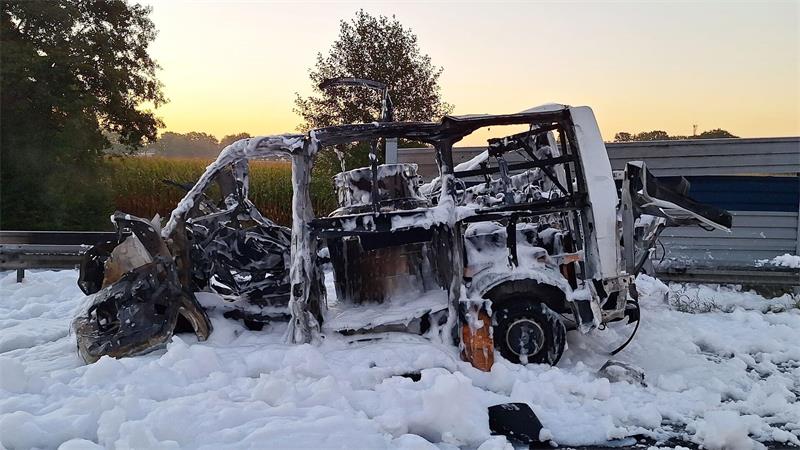 Ein mit Gefahrstoffen beladener Transporter ist auf der A1 explodiert.