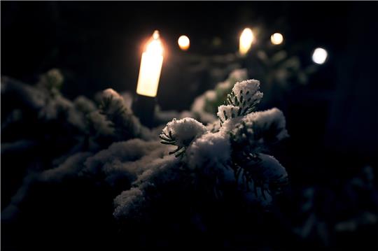 Ein mit Lichtern geschmückter Christbaum: Weihnachten ist die vertraute Zeit, die bleibt. Foto: Hildenbrand/dpa