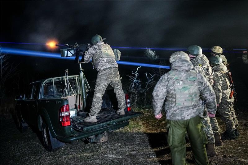 Drohnenjagd und Trümmerbergung: Odessa im Krieg Ein mobiler Drohnen-Abwehrtrupp trainiert nachts den Abschuss russischer Drohnen östlich von Odessa.