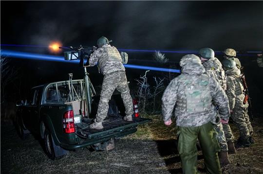 Ein mobiler Drohnen-Abwehrtrupp trainiert nachts den Abschuss russischer Drohnen östlich von Odessa.