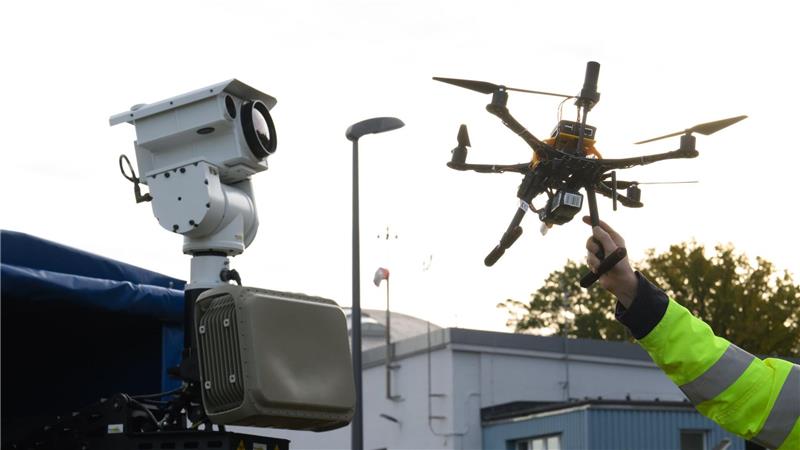 Riesiger Drohnenkäfig erlaubt sichere Testflüge am Flughafen Ein mobiler Drohnendetektor erkennt sogar kleine, unerwünschte Drohnen und verfolgte sie.