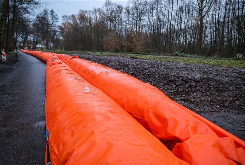 Ein mobiler Hochwasserschutz liegt am Deich.