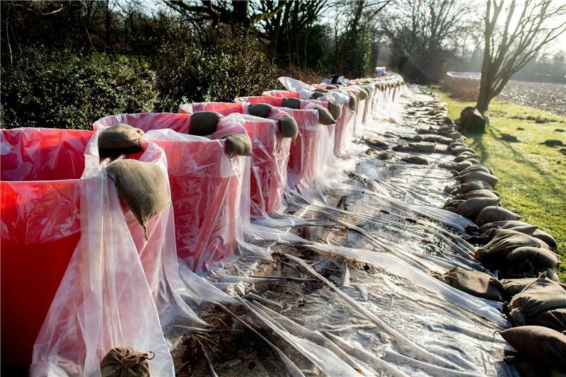 Behrens: Müssen weitere Deichschutzsysteme anschaffen Ein mobiles Deichsystem steht auf einem Weg auf dem Parkfriedhof.