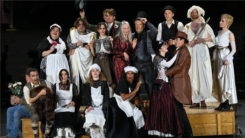 Muntere Festspielpremiere als Mittel gegen „finstere Zeiten“ Ein munteres Stück mit viel Musik: die Hersfelder „Sommernachtsträume“ nach Motiven von William Shakespeare. (Foto-Produktion)