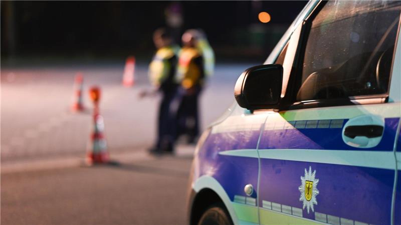 Fahrer mit Drogen im Wert von rund 400.000 Euro erwischt Ein mutmaßlicher Drogenkurier ist mit Amphetamin im Wert von rund 400.000 Euro auf der A30 nahe der deutsch-niederländischen Grenze erwischt worden. (Symbolbild)