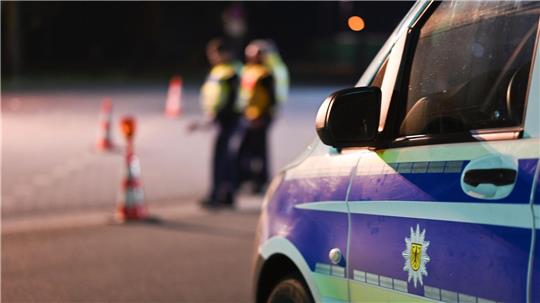 Ein mutmaßlicher Drogenkurier ist mit Amphetamin im Wert von rund 400.000 Euro auf der A30 nahe der deutsch-niederländischen Grenze  erwischt worden. (Symbolbild)