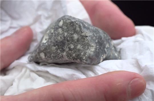 Ein mutmaßliches Meteoritenteil wurde von Meteortitensuchern auf einem Feld bei Ribbeck gefunden.