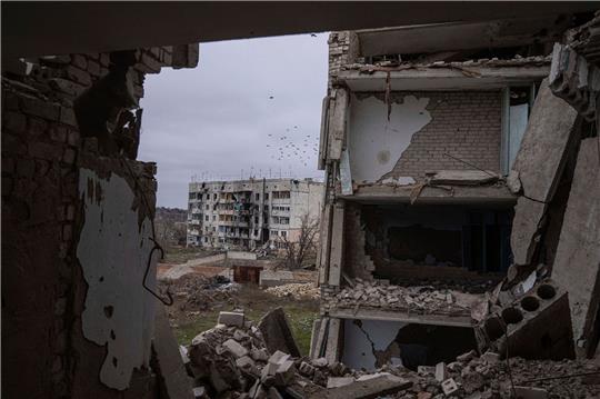 Ein nach den Kämpfen zwischen russischen und ukrainischen Streitkräften zerstörtes Hochschul-Gebäude in der kürzlich zurückeroberten Stadt Arhanhelske.