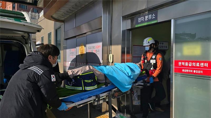 Ein nach einem Flugzeugabsturz gerettetes Opfer wird in ein Krankenhaus transportiert.