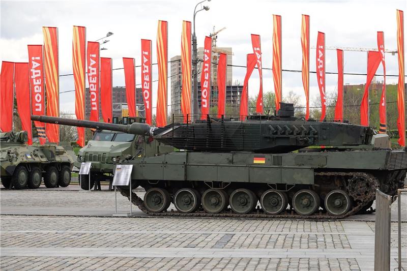 Ein nach russischen Angaben in der Ukraine erbeuteter deutscher Leopard-2-Kampfpanzer wird bei der Kriegstrophäen-Schau in Moskau gezeigt.