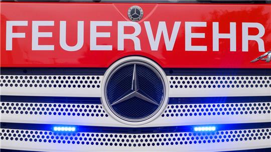 Ein nächtlicher Pkw-Brand in Augustfehn greift auf mehrere Fahrzeuge über. (Symbolbild)