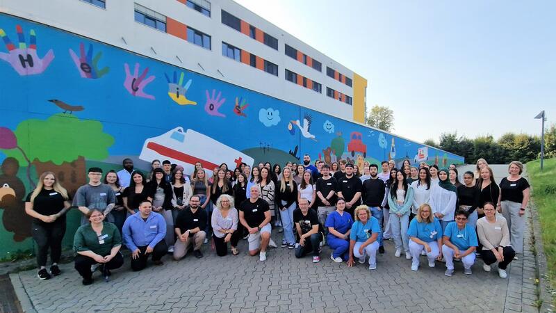 Ein neuer Anfang für 63 engagierte Nachwuchskräfte am Helios Klinikum Salzgitter: 26 Pflegefachkräfte, 22 OTA, 15 ATA und sechs FSJler starten in ihre spannende berufliche Reise. 
