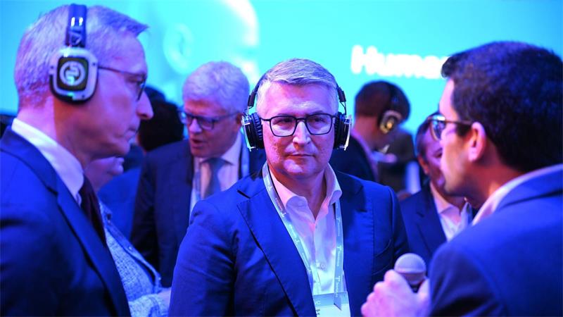 Ein neuer Chef soll es richten: Santiago Argelich Hesse (Mitte) neben Bundesdigitalminister Karsten Wildberger (CDU, links) beim Rundgang über den Telefónica-Messestand bei der Digitalmesse MWC in Barcelona im März.